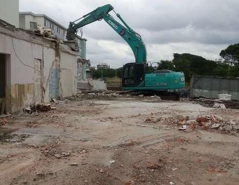 Démolition au village Universitaire 5 à Talence