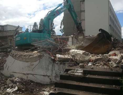 Démolition au village Universitaire 5 à Talence