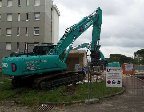 Démolition au village Universitaire 5 à Talence